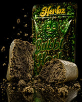 Nærbillede af Bubble Hash 50% THCA med kompakt hashstruktur