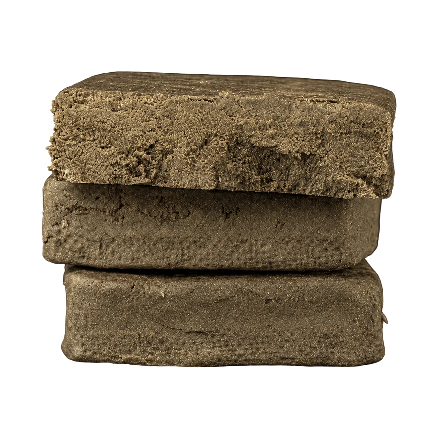 Primer plano de Cali Cream 50% THCA con una textura de Hash porosa y rica en resina