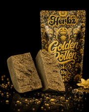 Golden Pollen 30% THCA hashblokke med mørk gyldenbrun overflade og smuldrende midte