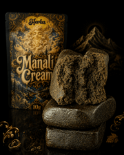 Hachís static Manali Cream delante de un envase de Herbz sobre fondo negro
