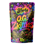 O.G. Zkittles 24% THCA hybrid topskud med frostet trichomlag på sort baggrund