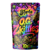 O.G. Zkittles 24% THCA hybrid topskud med frostet trichomlag på sort baggrund