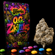 Nærbillede af O.G. Zkittles 24% THCA med lysegrønne nuancer og orange pistiller