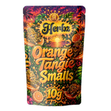 Orange Tangie Smalls 22% THCA popcorn buds med frostet trichomlag på sort baggrund
