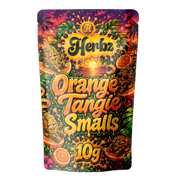 Orange Tangie Smalls 22% THCA popcorn buds med frostet trichomlag på sort baggrund
