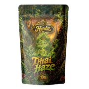 Thai Haze 23% THCA topskud med kraftigt frostet trichomlag på sort baggrund
